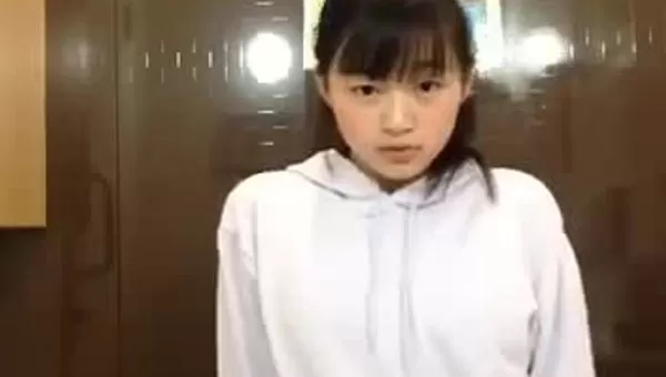 初中小妹妹跑到卫生间里抠穴